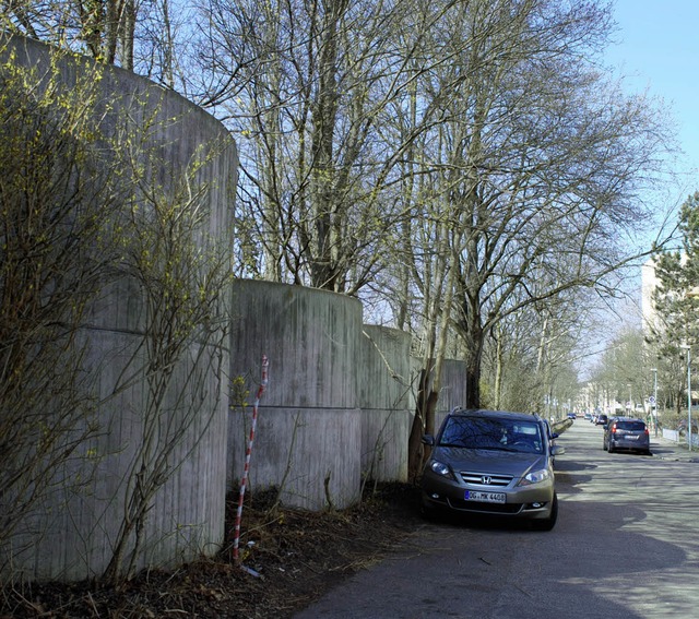 Die Lrmschutzwand an der B3/33 bei Uffhofen wird saniert.   | Foto: Siefke