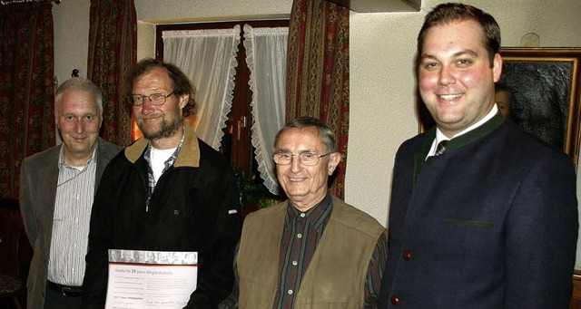 Helmut Eckert (links) ehrte mit Felix ...now  fr 25 Jahre CDU-Mitgliedschaft.   | Foto: sahli