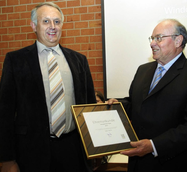 Fr 30 Jahre Kommunalpolitik ehrte Br...ang Deschler (rechts)  Reiner Wrger.   | Foto: Robert Bergmann