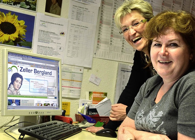 Ulrike Gehri und Helga Philipp im Zell...n Internetseite frs Zeller Bergland.   | Foto: Hermann Jacob