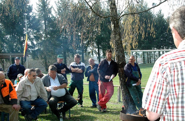 Karsaus Ortsvorsteher Jrgen Ruber rief bei der Versteigerung die Lose auf.   | Foto: martina Proprenter