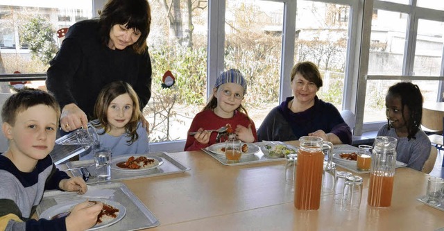 Das Essen in der Mensa der Brenfelsschule kommt bei den Schlern sehr gut an.   | Foto: Martina Weber-Kroker
