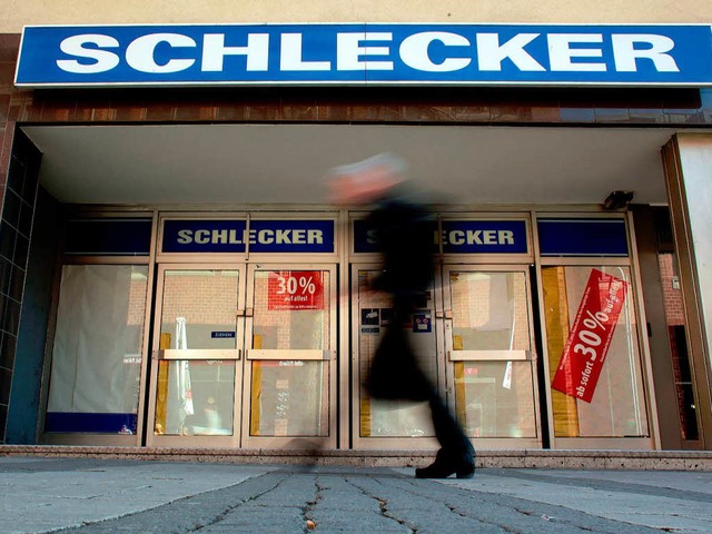 Wie geht es weiter fr Schlecker? Daru...weile ein politischer Zwist entbrannt.  | Foto: dpa