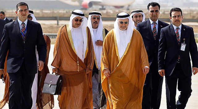 Anwar Muhammad Gargash (4. v. rechts),... mit seiner Entourage in Bagdad ein.    | Foto: DPA