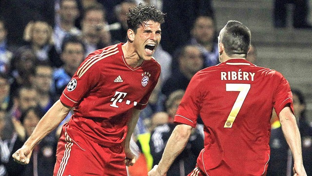 Mario Gomez (links) freut sich ber se.... Franck Ribry freut sich mit Gomez.   | Foto: dpa