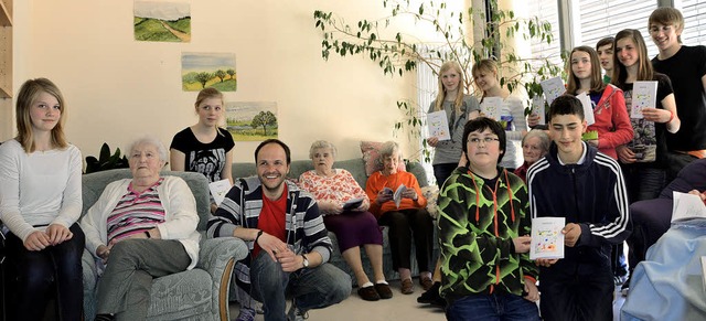 Die Schlerinnen und Schler der Klass...ner des Altenzentrums St. Laurentius.   | Foto: Juliane Khnemund