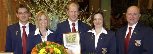 Hilger Reinacher (r.) gratuliert den E...by, Jrgen Klemmer und Elke Hagenguth.  | Foto: Hlter-Hassler