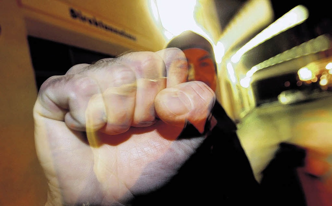 Nicht selten fliegen die Fuste unter Einfluss von Alkohol.  | Foto: dpa