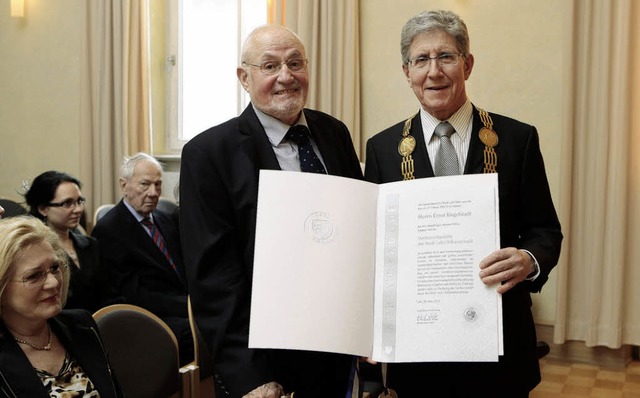 Ernst Kugelstadt (links) bekommt von O... die Urkunde zur Medaille berreicht.   | Foto: Christoph Breithaupt