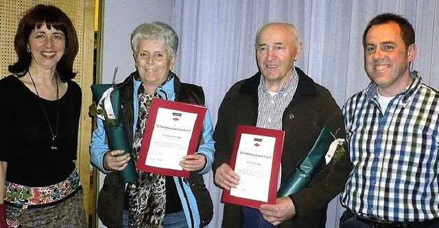 Doppel-Silber: Rosemarie und Erich Ebe...Jahren Mitglied im Schwarzwaldverein.   | Foto: Katharina Lupfer