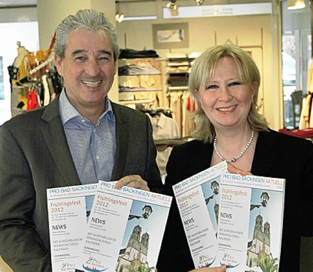 Ein neues Infomagazin stellten Bernhard Mosandl und Heike Rieck-Leibrock vor.   | Foto: Stefan Sahli