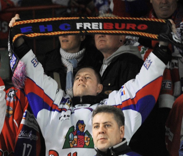 Die EHC-Fans haben lange darauf gewart... Franz-Siegel-Halle  gefeiert werden.   | Foto: Patrick Seeger