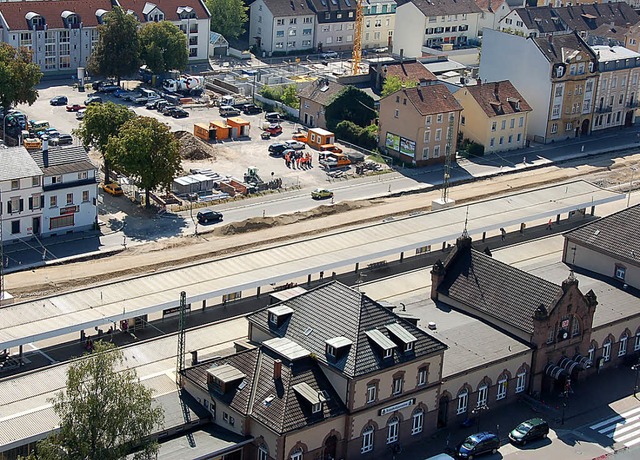 Der Kinderspielplatz (im Hintergrund) ...andort fr ein Hotel in Bahnhofsnhe.   | Foto: Nikolaus Trenz