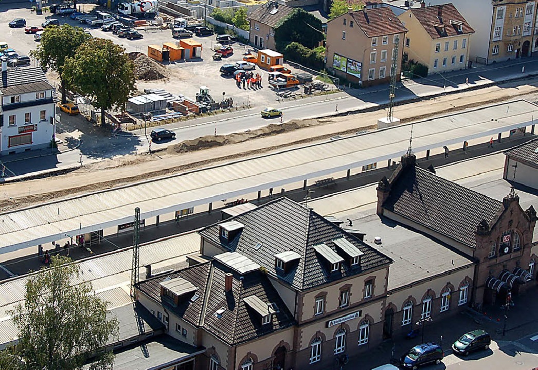 Der Kinderspielplatz (im Hintergrund) ...andort für ein Hotel in Bahnhofsnähe.   | Foto: Nikolaus Trenz