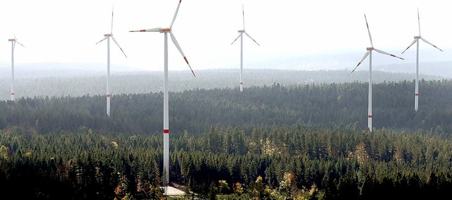 Ein Windpark mit bis zu 10 Windrdern ... Windpark Simmersfeld im Schwarzwald.   | Foto: DPA