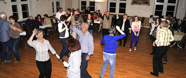 Am Tanzabend der Egringer Trachten- un...zbein, bis der Parkettboden vibrierte.  | Foto: schopferer