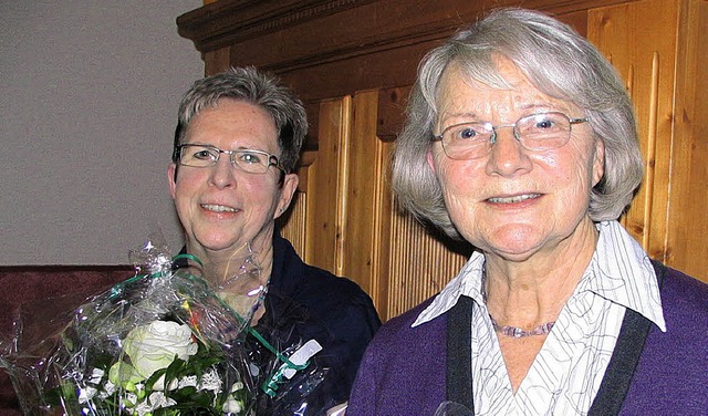 Fr ihr besonderes Engagement bers Ja... und Doris Hanten ein Blumenprsent.    | Foto: Ines Bode