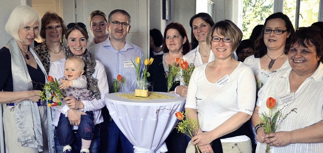 Zum Jubilum gab es  von der Oberbrge...rin (links) Blumen  fr den Vorstand.   | Foto: Barbara Ruda