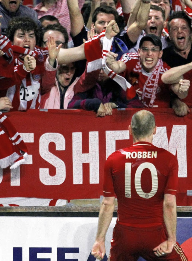 Die Bayern-Fans sind in Feierlaune, Ar... seine Kollegen ben sich in Vernunft.  | Foto: dapd