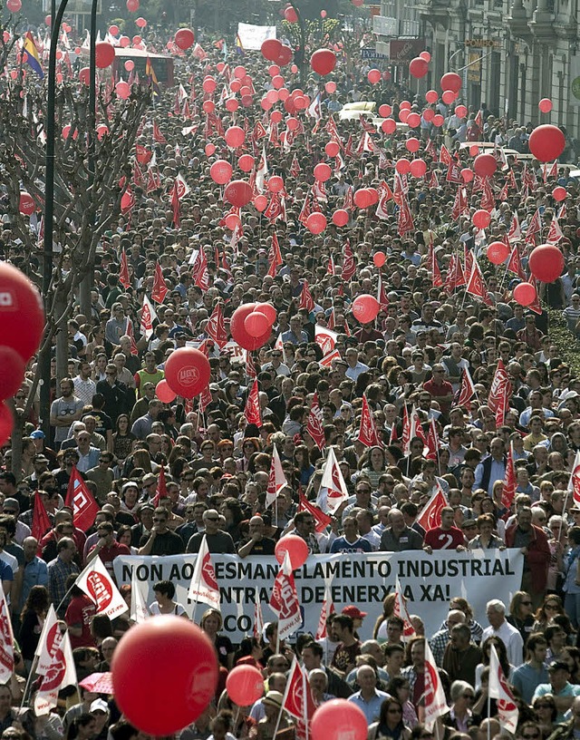 Im nordspanischen Coruna zogen Streikende durch die Straen.   | Foto: dpa