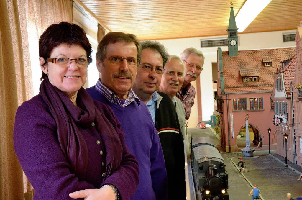Stadtarchivarin Gabriele Bohnert, Rolf Ilzhfer, Werner Zapf, Otto Kraemer, Werner Friedemann und das Bhnli