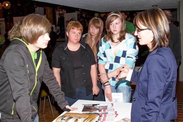 Marianne Seidler aus Grafenhausen  (re...rt ber das Berufsbild Raumausstatter.  | Foto: Luisa Denz