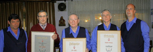 Der Vorsitzende des MGV Rust, Manfred ...nd Manfred Schwarz (Mitte von links).   | Foto: Privat