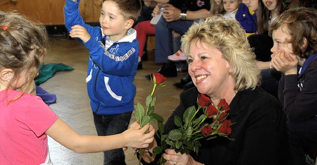 Rosen nach 45 Dienstjahren fr Annerose Rber.   | Foto: Jrn Kerckhoff