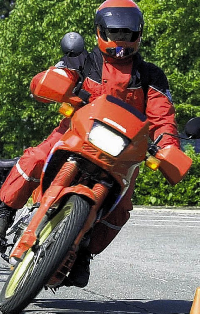 Motorradfahrer leben gefhrlich, wenn sie sehr schnell oder riskant fahren.  | Foto: dpa