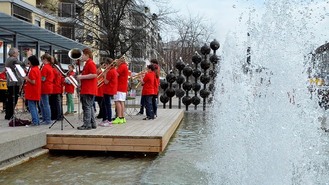 Die  Wasserfontnen sprudeln zu den Kl...der Blserklasse der Markgrafenschule.  | Foto: Jochen Fillisch