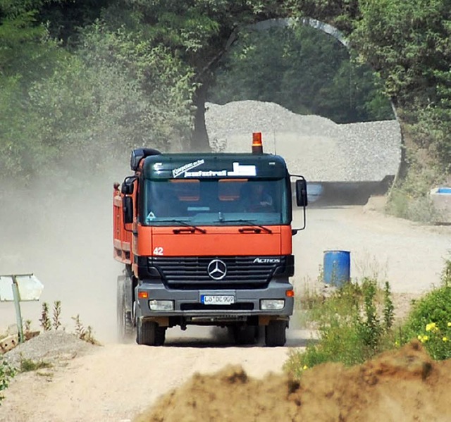 Betriebserlaubnis fr den  Kiesabbau wirbelt   Staub auf.   | Foto: Lauber