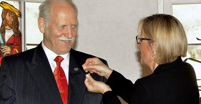 Bernd Jungel erhielt von Landrtin Dor...trr-Ritter das Bundesverdienstkreuz.   | Foto: elisabeth Saller