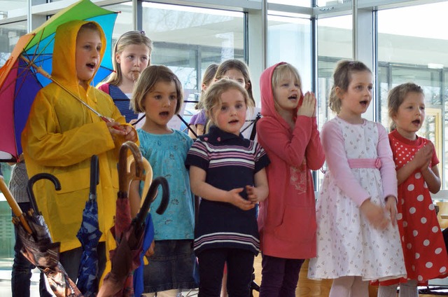 Beim Jugendmusikschulfest sangen die K...t ihren bunten Regenschirmen im Takt.   | Foto: Sarah-Lena stein