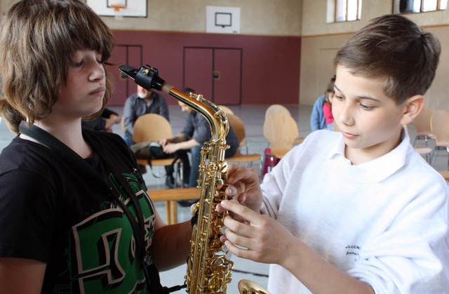 Die Mitglieder des Jugendorchesters de...n allen Interessierten ihr Instrument.  | Foto: Hannah Klusmann