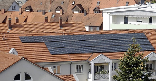 Jhrlich 200 private Photovoltaikanlag...Rheinfelder Dchern bringt schon viel.  | Foto: Peter Gerigk