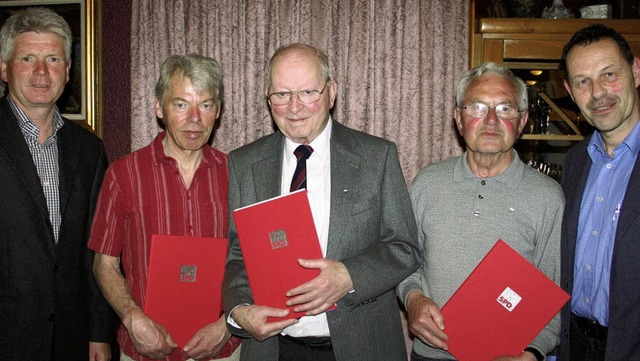 Alois Lai, Vorsitzender der SPD Ihring...re Annemie Goebel und Bernhard Gibson.  | Foto: Bianka Pscheidl