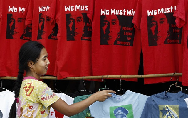 Wandel in Birma: Eine Hndlerin verkau... von Freiheitsikone Aung San Suu Kyi.   | Foto: dpa