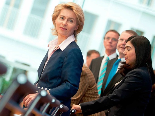 Bundesarbeitsministerin Ursula von der...ienministerin Aygl zkan (beide CDU).  | Foto: dpa
