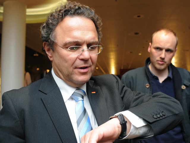 Bundesinnenminister Hans-Peter Friedrich nach der Einigung im Tarifstreit  | Foto: dpa
