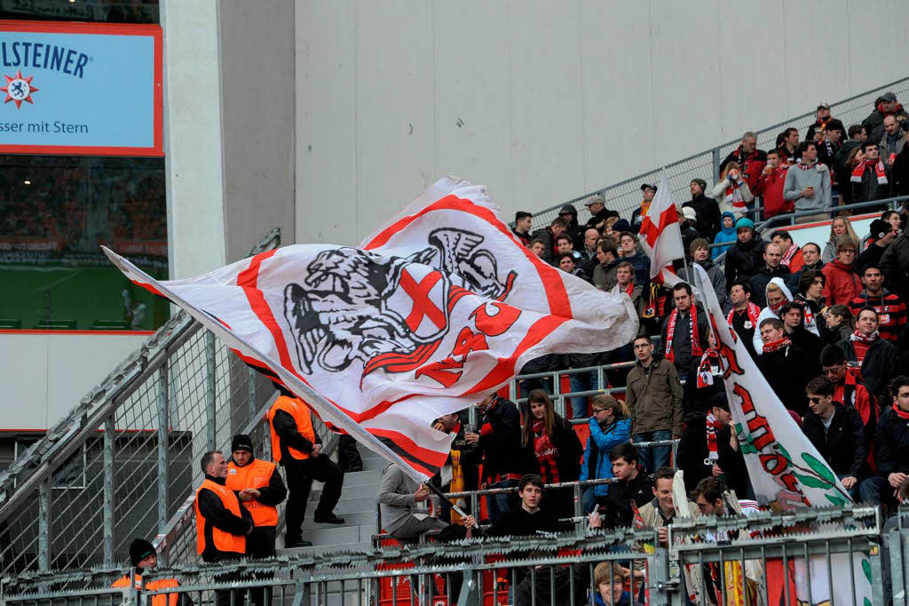 Freiburger Fans freuen sich ber den Auswrtssieg in Leverkusen