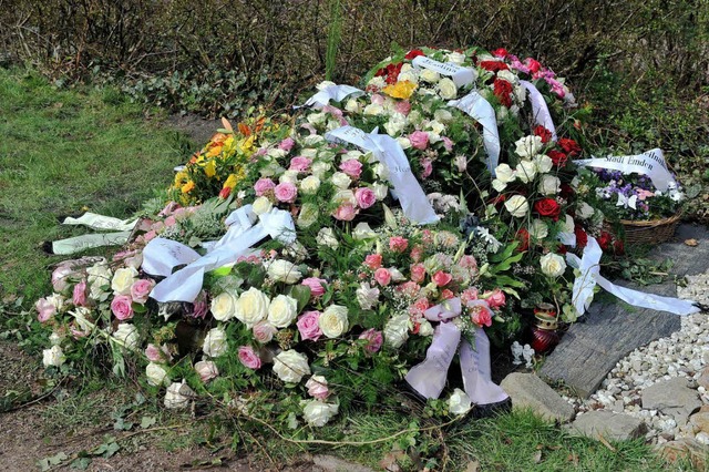 Blumen umgeben das Grab der 11-jhrige...hen ist am  Freitag beigesetzt worden.  | Foto: dpa