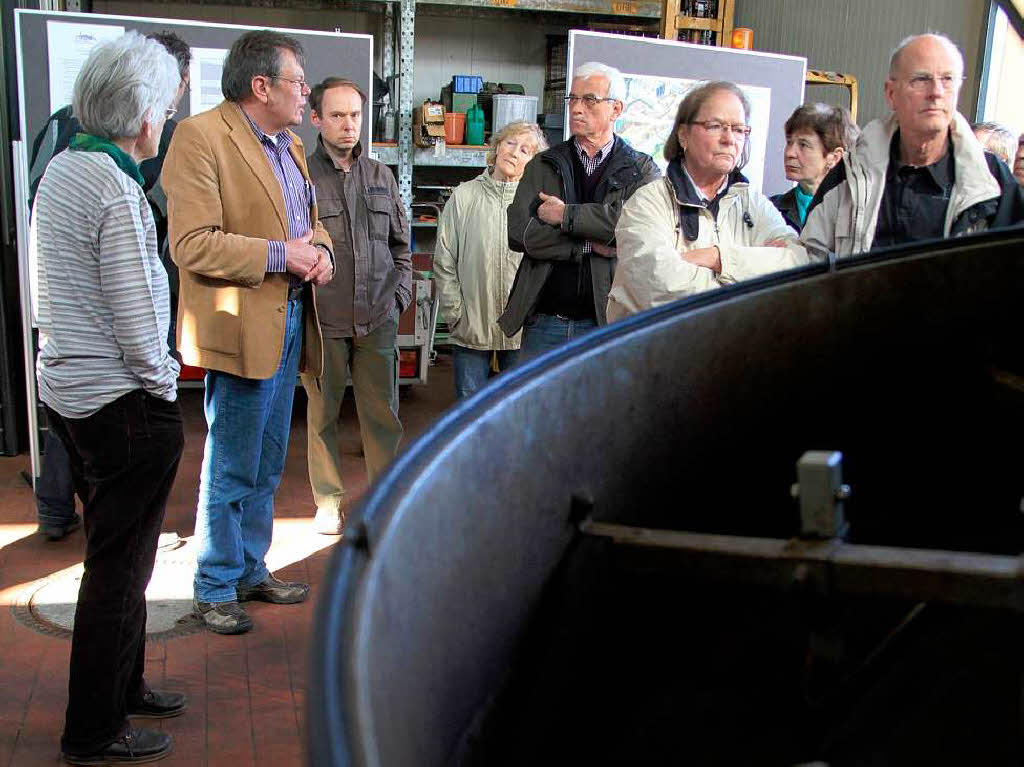 Walter Striegel, Technischer Leiter des Klrwerks fhrt Besucherinnen und Besucher durch die Klranlage in Herbolzheim.