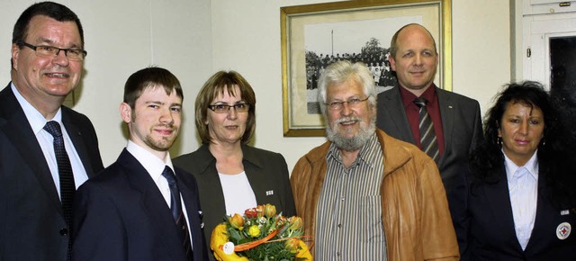 Brgermeister Matthias Guderjan (von l...tsfhrerin Anja Gebhardt gratulierten.  | Foto: BZ