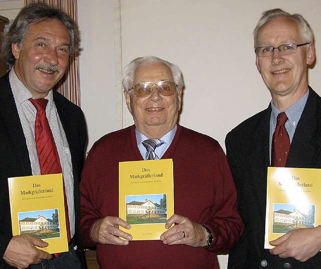 Mit dem neuen Band des Geschichtsverei...Richter und  Fred Wehrle (von links).   | Foto: Dorothee Philipp