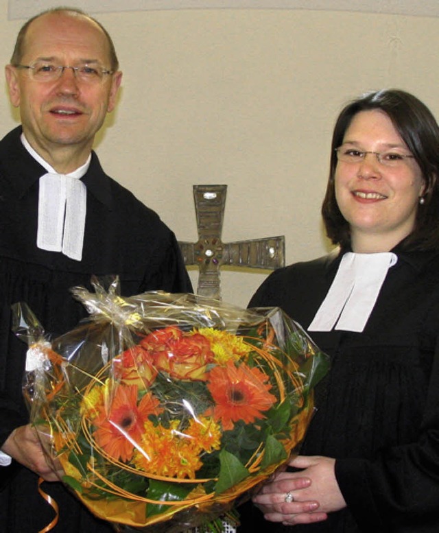 Sarah-Louise Mller ist die neue &#822...meinde,  Pfarrer Winfried Oelschlegel.  | Foto: Gottstein