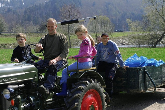 Einsatz fr ein sauberes Dorf: Mit dem... blauen Scke abgefahren und entsorgt.  | Foto: Edgar Steinfelder