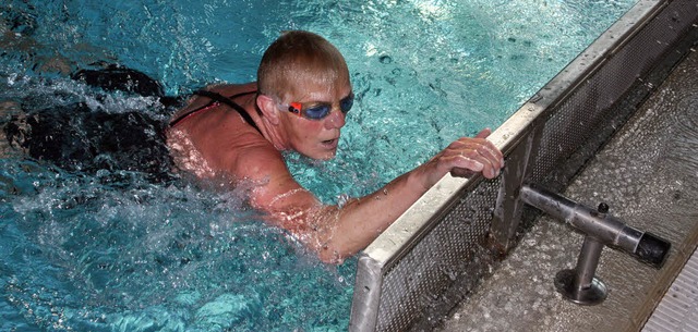 Maria Rsch war die erste, die beim 24...wimmen im Hallenbad  ins Wasser ging.   | Foto: Jrn kerckhoff