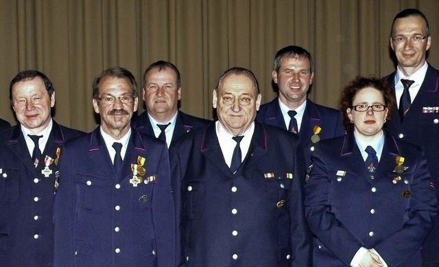 Ausgezeichnet (von links, Jahre in Kla...(20), rechts Kommandant Reiner Graupe   | Foto: F. Leonhardt
