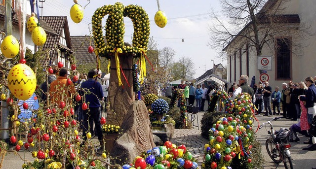 Viele Menschen waren gekommen, um den ...eschmckten Osterbrunnen einzuweihen.   | Foto: Heidi Fssel