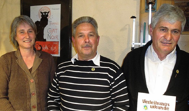 Die Vereinsrechnerin des Imkervereines...lf Gut und Milan Jukic (von links).     | Foto: hansjrg Bader